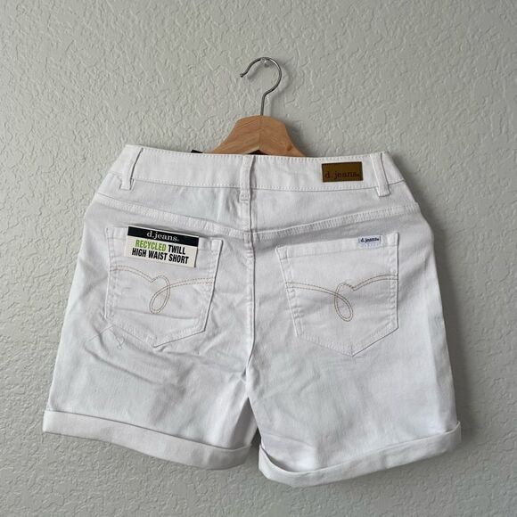 Woman’s white summer shorts - Picture 3 of 4